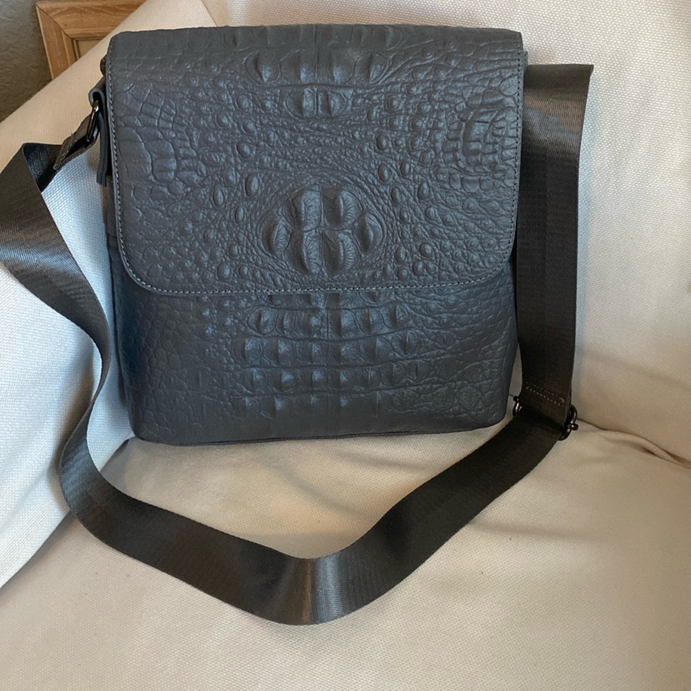 GRAY LEATHER CROCODILE PATTERNED CROSSBODY. NWOT